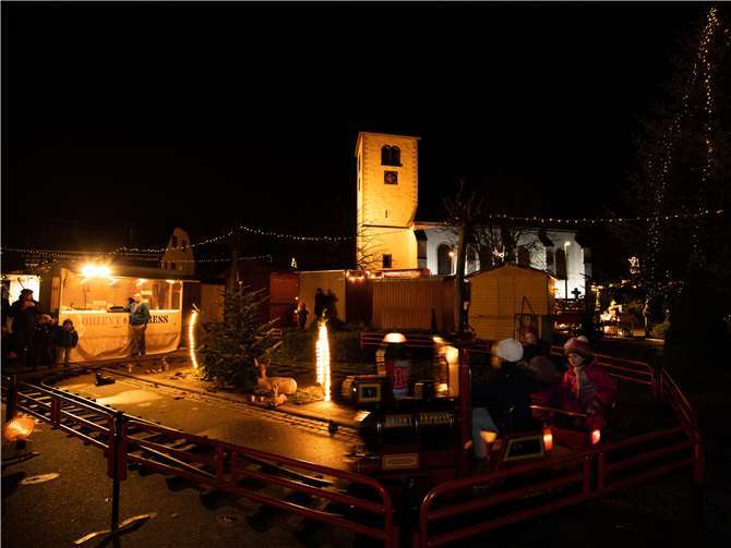 In „rauschender Geschwindigkeit“ genossen die Jüngsten die Fahrt auf der Weihnachtseisenbahn.