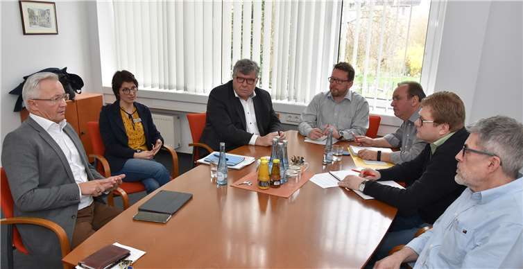 In regelmäßig stattfindenden Sitzungen des internen Krisenstabs der Kreisverwaltungbringen sich die jeweils betroffenen Fachbereiche auf den aktuellen Stand der Coronavirusverbreitung.