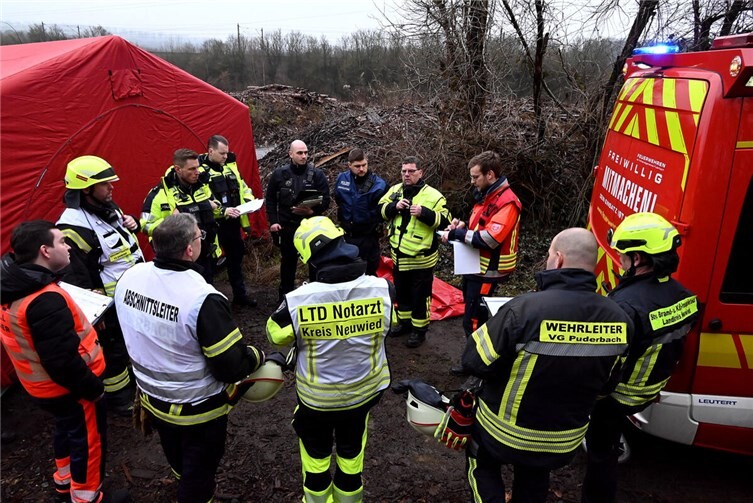 In regelmäßigen Lagebesprechungen werden die wichtigsten Informationen  ausgetau...