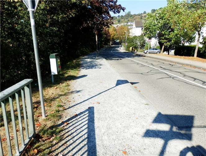 In schlechtem Zustand: Der Fußweg im Bereich Jahnstraße.