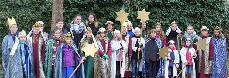 In schönen Gewändern zogen die Sternsinger von Haus zu Haus. privat