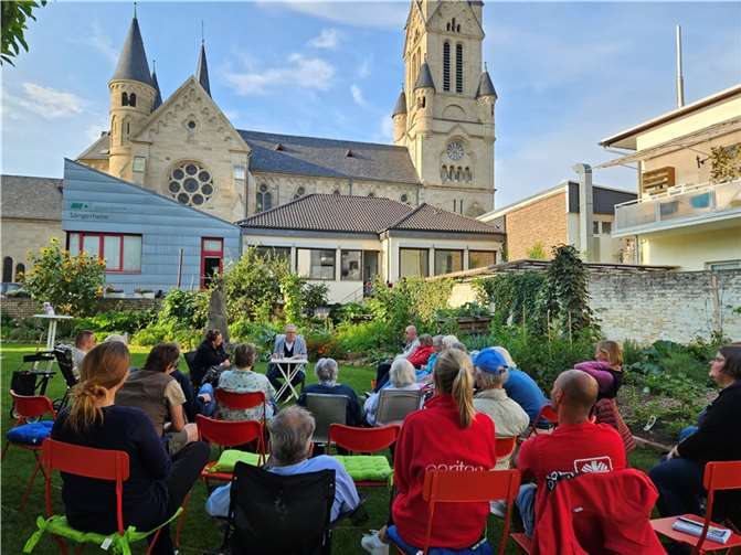 In schöner Atmosphäre und bei bestem Wetter erfreute sich das Publikum an Bernhard M. Scheurers Beiträgen.  Foto: Lena Schmickler