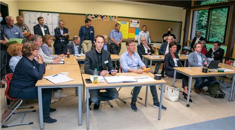 In sechs Arbeitsgruppen machten sich die Teilnehmer der Zukunftskonferenz Gedanken über den Wiederaufbau des Ahrtals in verschiedenen thematischen Bereichen. Foto: JOST
