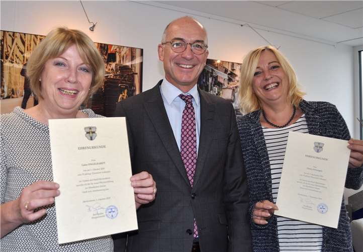 In seinem Büro überreichte Bürgermeister Bert Spilles (Mitte) die Ehrenurkunden an die Jubilarinnen Luise Engelhardt (li.) und Gisela Pietrangeli (re.).Stadt Meckenheim