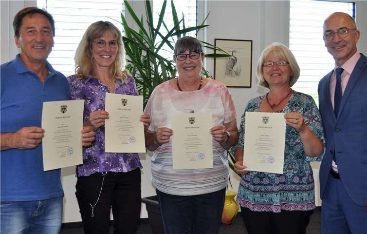 In seinem Büro überreichte Bürgermeister Bert Spilles (r.) die Urkunden an die Dienstjubilare Johann Klassen, Martina Franz, Ulrike Kurowski und Bettina Hihn (v.l.). Stadt Meckenheim
