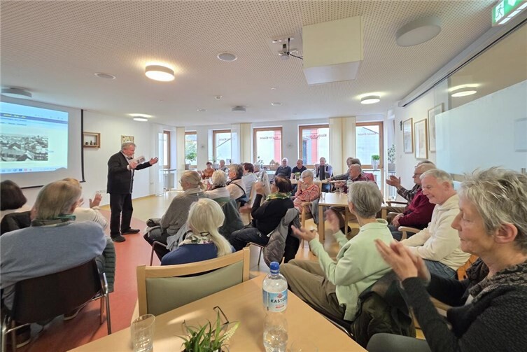 In seinem Ruhestand hat sich Hans Strobel unter anderem ganz der Sammlung alter Postkartenan-sichten von Mayen verschrieben. Foto: Senioren-Akademie