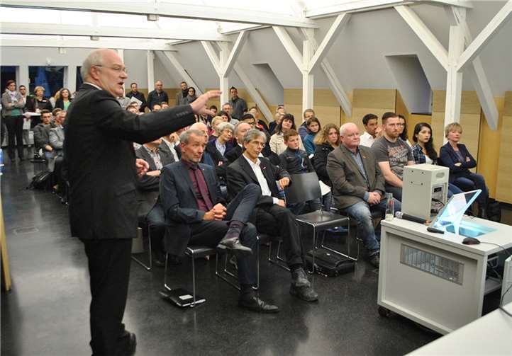 In seinem Vortrag stellte Prof. Dr. Stefan Sell die Vorzüge von Berufsausbildung und dualem Bildungssystem in Deutschland heraus und hinterlegte dieses flammende Plädoyer für die handwerkliche Ausbildung mit handfesten Daten und Fakten.