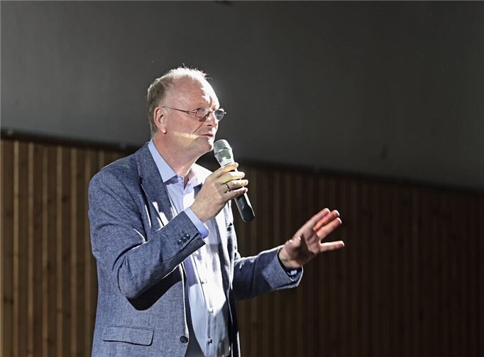 „Wir müssen die Welt enkelfähig machen“ In seinem Vortrag verband Plöger wissenschaftliche Tiefe mit verständlichen Erklärungen – garniert mit mathematischen Anekdoten und einer Prise rheinischem Humor.Foto: Werner Dreschers WD