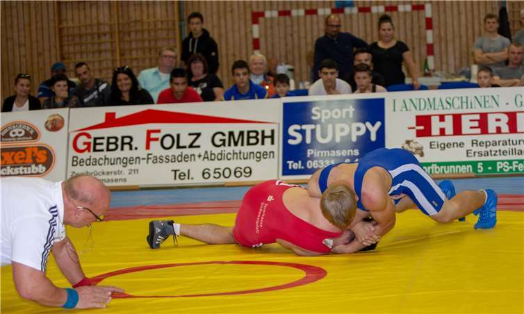 In seinem ersten Saisonkampf holte Frederik Brandt (blaues Trikot) gleich seinen ersten Sieg. Nach kurzer Kampfzeit schulterte der „ringende Dachdecker“ den Pirmasenser Taras Leshchuk mit seiner Spezialtechnik.