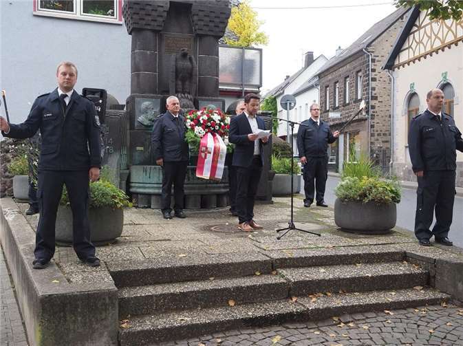In seiner Ansprache erinnerte Ortsvorsteher Thomas Roos an die Geschehnisse und damit verbundenen Leiden der vergangenen Kriege mit der Hoffnung, dass diese sich niemals wiederholen dürfen. Foto: Herbert Hennes