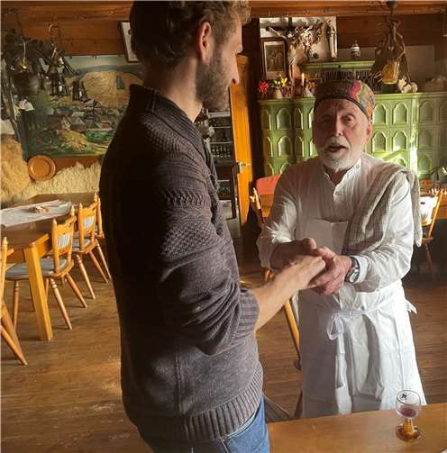 In seiner Funktion als „Ältester“ der Weinbaubruderschaft nahm Hüttenwirt Werner Schäfer kürzlich Lukas Raber als jüngstes Mitglied in die Weinbaubruderschaft auf.