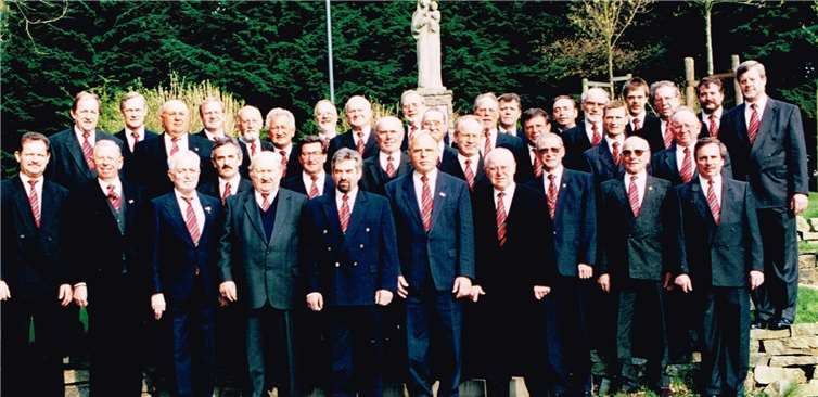 In seiner Glanzzeit - hier eine Aufnahme aus dem Jahr 1999 - konnte der MGV Dierdorf noch über eine stattliche Anzahl begeisterungsfähiger Sänger verschiedensten Alters verfügen.Verein