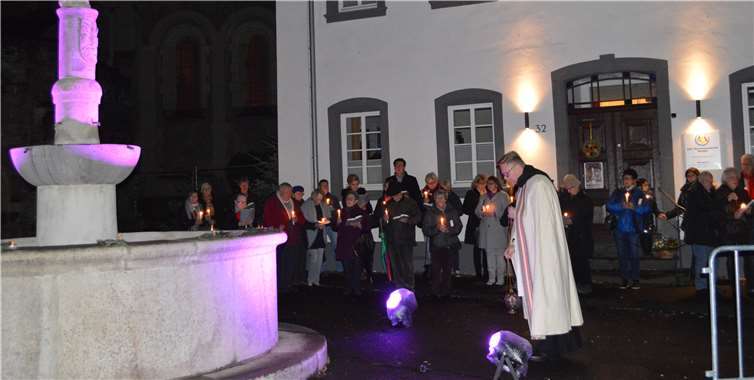 In seiner Predigt erinnerte Pastor Frank Klupsch an die vielen Opfer aus den beiden Weltkriegen. AB