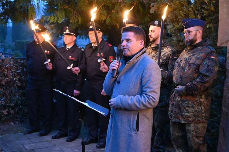 In seiner Rede erinnerte Bürgermeister Holger Jung an die entsetzlichen Bombenangriffe auf Meckenheim im März 1945 und ihre tödlichen Folgen. Foto: Stadt Meckenheim