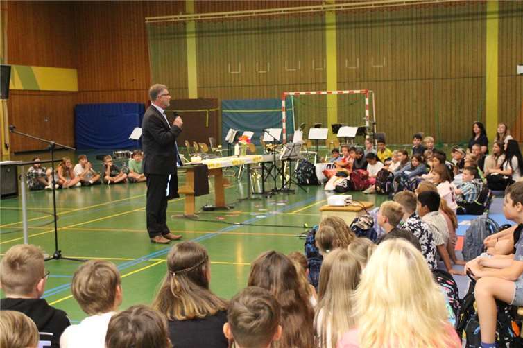 In seiner Willkommensrede begrüßte Schulleiter Ralf Heuft die neuen Schülerinnen und Schüler sowie deren Familien. Fotos: Realschule plus und FOS Untermosel