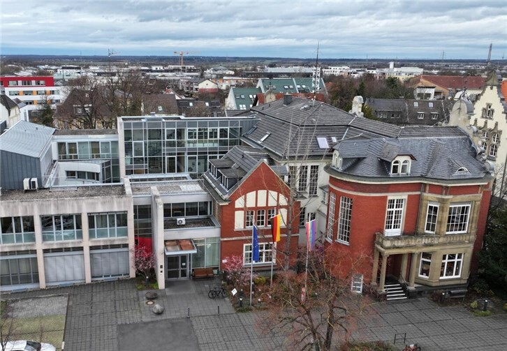 In seiner ersten regulären Ratssitzung nach der Konstituierung hat der Rat am Montag, 15. Dezember einen Beschluss zur Neuregelung für die Beflaggung des Rathauses getroffen. Foto: Stadt Rheinbach