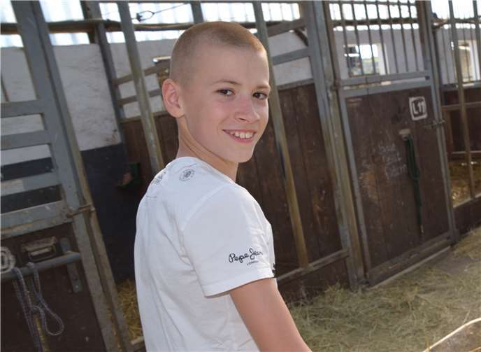 In seiner frei gewordenen Zeit hilft er gern mit, wie hier im Pferdestall.