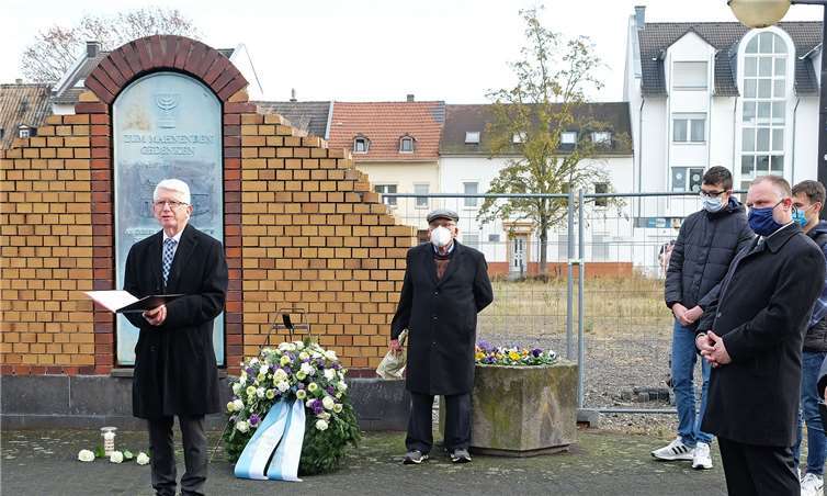 In seiner kurzen Einführung betonte Pfarrer Zupp, dass dieses Datum ein deutscher Schicksalstag sei, dessen Bedeutung nie verloren gehen werde.Fotos: Stadt Neuwied