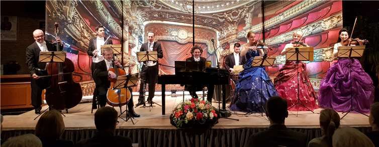 In seiner neuen Kulisse begeisterte das Johann-Strauß-Ensemble die über 200 Gäste im voll besetzten Foyer der Rheinhalle mit schwungvollen Walzern und spritzigen ungarischen Klängen.  AB