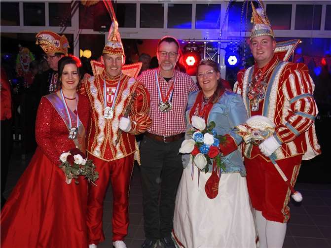 In seiner „unnachahmlichen Art“ begrüße Johannes Ahsenmacher die Gäste und freute sich neben dem Andernacher Tollitätenpaar Prinz Stephan II. und Prinzessin Mona auch die Koblenzer Tollitäten Prinz Dirk und Confluentia Jenni mit ihren jeweiligen Hofstaaten begrüßen zu können. Fotos: WAMFO.DE