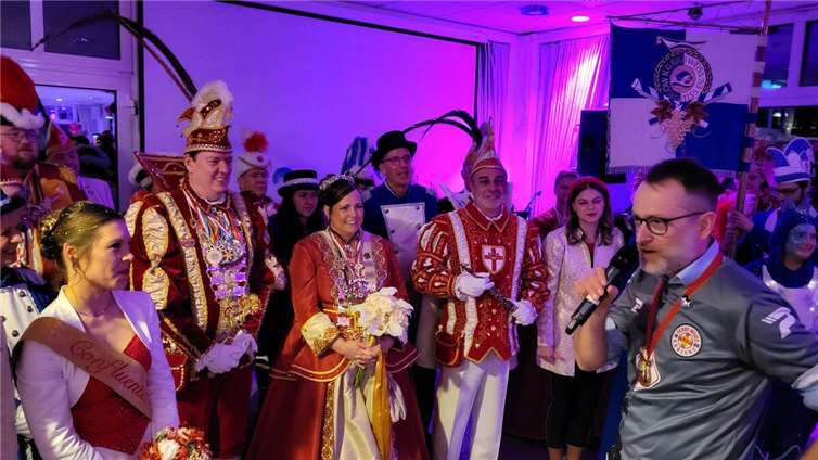 In seiner „unnachahmlichen Art“ begrüße Johannes Ahsenmacher die Gäste und freute sich neben dem Andernacher Tollitätenpaar Prinz Daniel I. und Prinzessin Tina I. auch die Koblenzer Tollitäten Prinz Lars und Confluentia Kim vom Musselweißer Hamm mit ihren jeweiligen Hofstaaten begrüßen zu können. Foto: WAMFO.DE