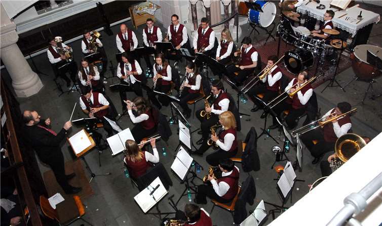 In seiner vollen Besetzung spielte das Blasorchester Maischeid & Stebach ein eindrucksvolles Konzert zum Volkstrauertag und beendete damit dasmusikalische Lebenswerk eines verstorbenen Musikers. Fotos: KER
