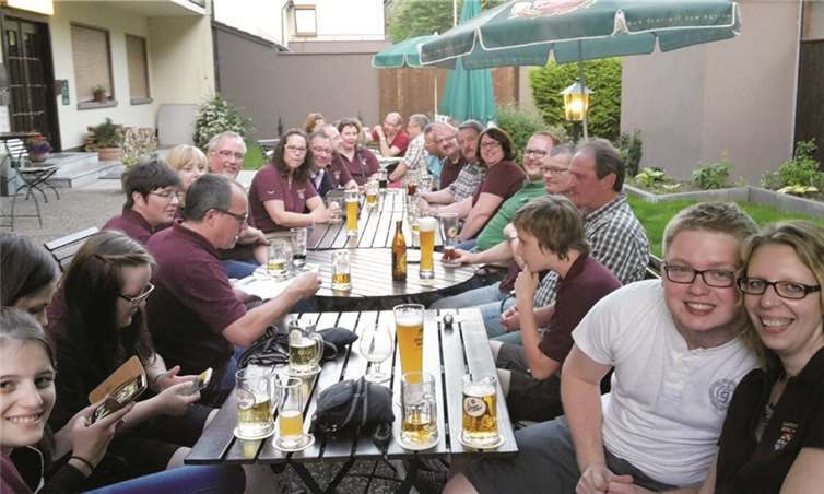 In so manch geselliger Runde kamen die Teilnehmer während der Vereinstour zusammen. privat