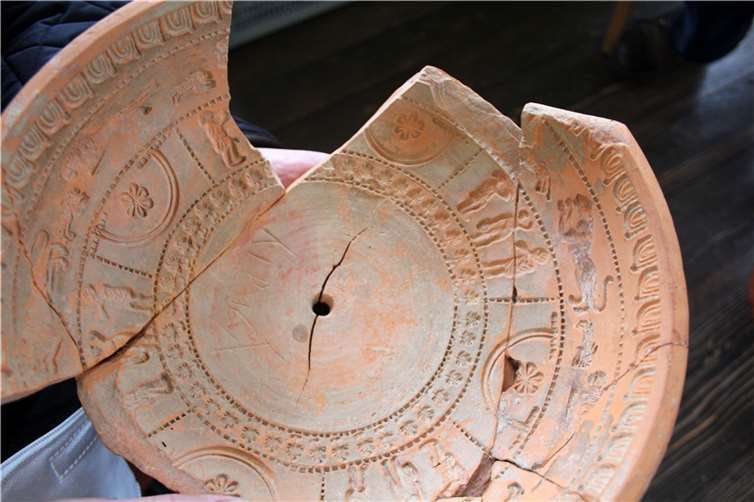 In solche Formschüsseln wurde der Rohling des Gefäßes eingesetzt.