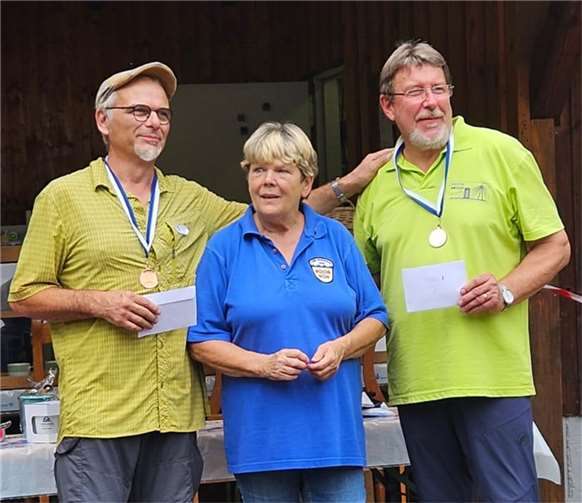 In souveräner Manier konnten Peter Spanier (Foto links) und Rolf Straschewski (Foto rechts) als einziges Team alle fünf Spiele gewinnen und abschließend die Gratulation durch Brigitte Stade, Vorsitzende der Monrealer Boulefreunde (Bild Mitte), entgegennehmen.  Foto: Deichbouler Neuwied
