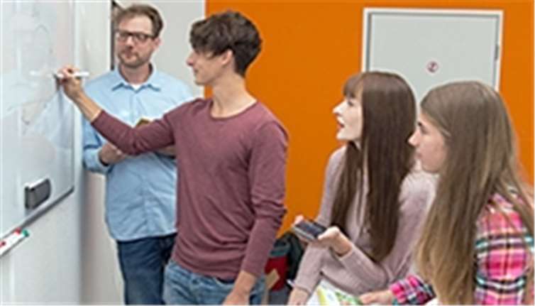 In speziellen Kursen bereitet der Studienkreis auf das Abitur und den Mittleren Schulabschluss vor.“  Studienkreis