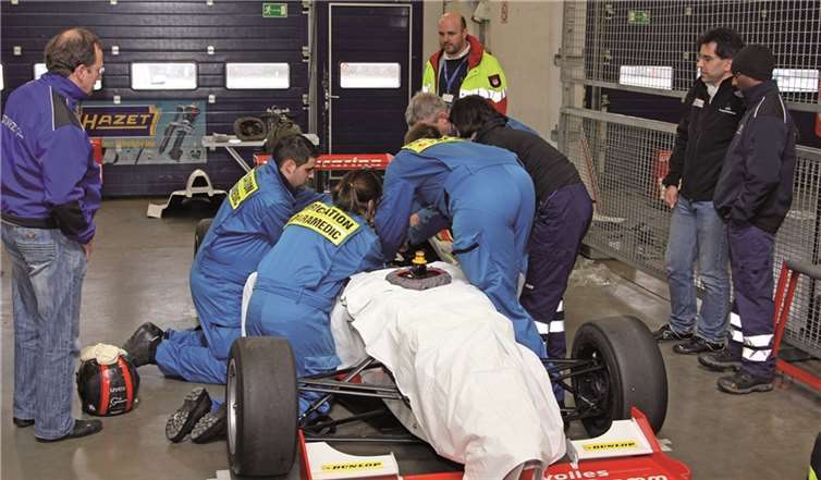 In speziellen Schulungen bereiten sich die DRK-Rettungskräfte am Nürburgring auf motorsportspezifische Einsatzszenarien vor. privat