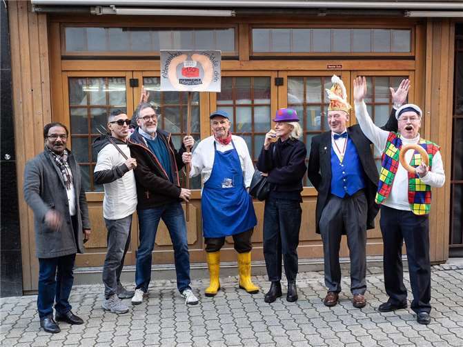 In standesgemäßer Tracht rief ein selbst noch im Altengraben Geborener als „närrischer Ehrenmetzger von midde drin“ aus: „Auch ohne Metzger muss man nicht traurig sein, wir heben an das Glas voll Wein. Behelfen uns in großer Not, met Fleischkäs un met Flüssischbrot - Kowelenz Olau“. Foto: Hermann Schäfer