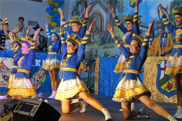 In strahlend neuen Uniformen begeisterte die Damengarde mit einem schmissigen Ga...