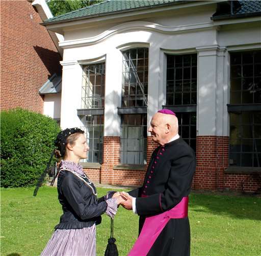 In strahlendem Sonnenschein traf Gebhard von Truchsess seine geliebte Agnes vor dem Palmenhaus. Foto: DL