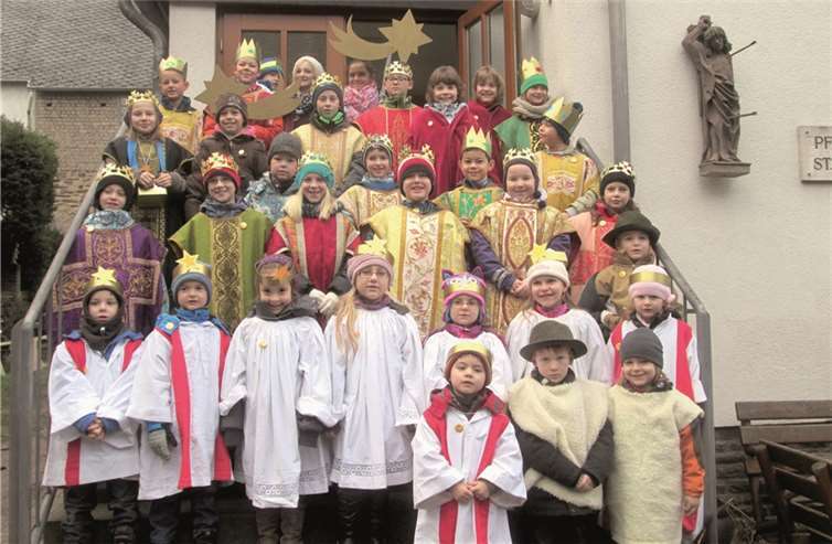 In tollen Gewändern machten sich die Sternsinger auf den Weg.  privat