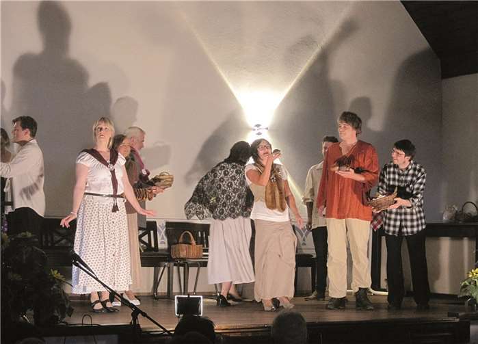 In tollen Kostümen präsentierte „ProMusica“ im „Eifelhof“ eine reife künstlerische Leistung.MT