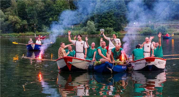 In toller Kulisse, laut johlend, in Weinlaune und bester Stimmung erreichten die „Römer“ das Moselufer. 