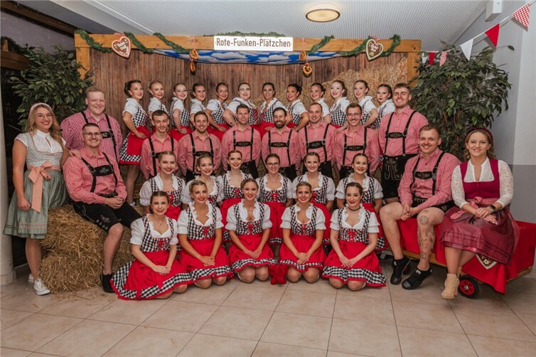 In traditioneller Tracht feierte das Tanzcorps Rot-Weiß Vettelschoss beim 12. Oktoberfest in Rot-Weiß.  Foto: privat