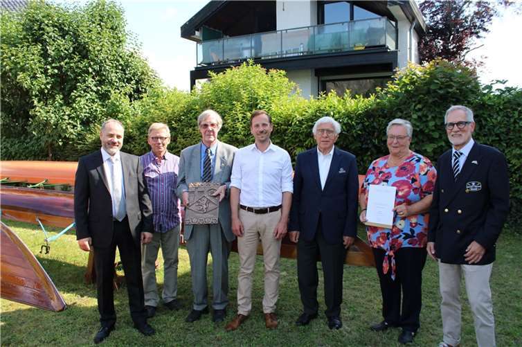 In und rund im ihr Clubhaus feierte die Rudergesellschaft Remagen von 1922 ihr 100-jähriges Jubiläum, von links Thorsten Zug (2. Vorsitzender), Günter Brüning (Ruderwart), Hermann-Josef Knopp (1. Vorsitzender), Bürgermeister Björn Ingendahl, Fritz Langenhorst (Sportbund Rheinland), Gaby Bockshecker (seit 48 Jahren Kassiererin des Vereins) und Lutz Itschert (Vorsitzender Ruderverband Rheinland).  Foto: DU