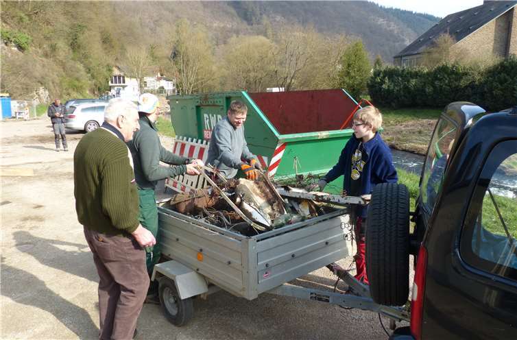 Frühjahrsputz in Feld und Flur In und um Ahrbrück sammelten die Helfer Unrat ein. Am Ende war der Container randvoll. Foto: privat