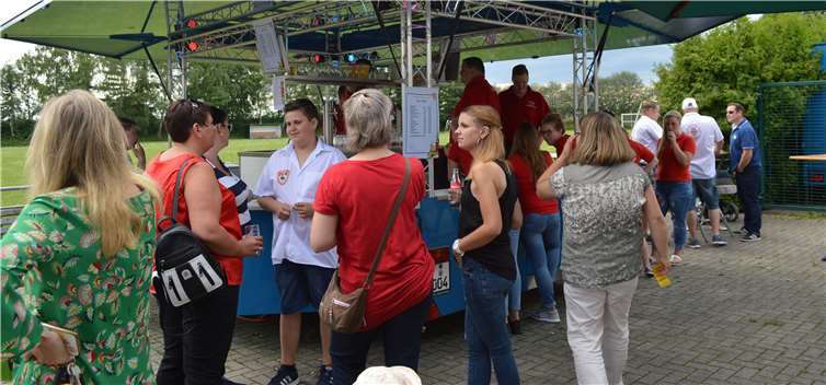 In und um das Dorfgemeinschaftshaus trafen sich die Oedinger Jecken der Rheinhöhenfunken.