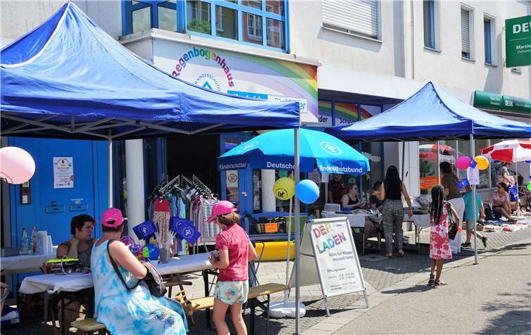 In und um das Regenbogenhaus wurde vergangenen Freitag gefeiert und gespielt. Fotos: FF