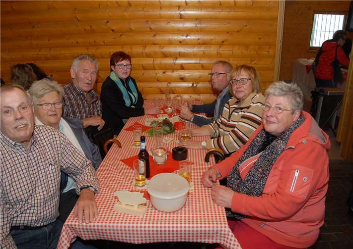 In und vor der Grillhütte machten es sich die Besuchergemütlich und verbrachten einige schöne Stunden.