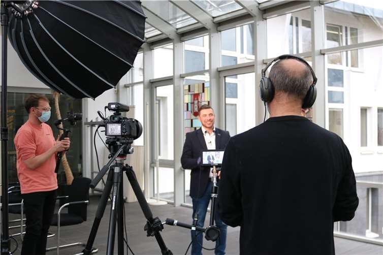 In ungewohnter Position stand Marko Brück einem Drehteam der Agentur Blumberg Rede und Antwort.Foto: VG Weißenthurm
