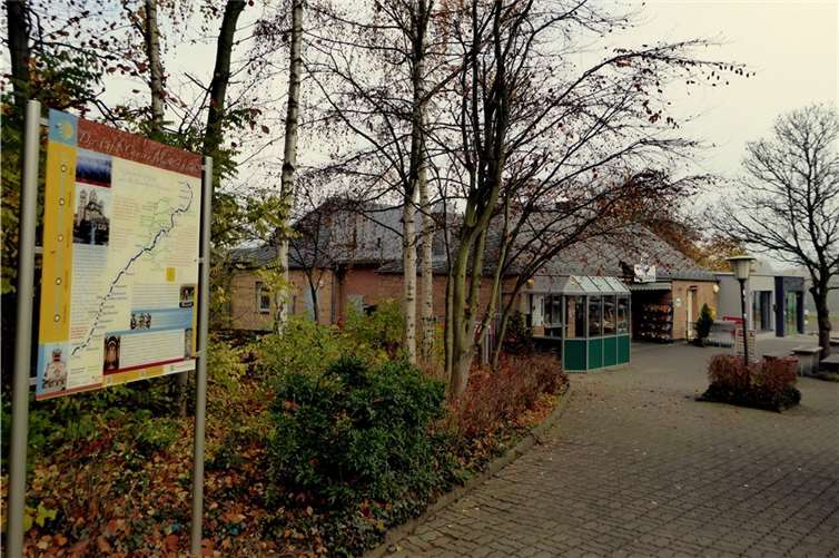 In unmittelbarer Nähe der neuen Tourist-Info und des Hofladens fand die Camino-Infotafel bereits in den ersten Tagen nach ihrer Aufstellung guten Zuspruch auf „gutem Weg“ in Maria Laach. 