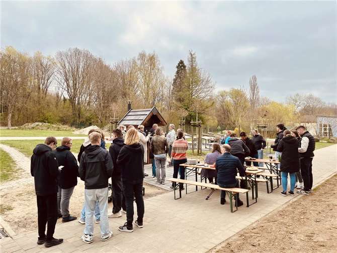 In unzähligen Arbeitsstunden außerhalb der regulären Schulzeit haben die Schülerinnen und Schüler der Klasse 9e unter der Bauleitung von Karl-Josef Schult, einem pensionierten Dachdecker, ihr Vorhaben in die Tat umgesetzt. Foto: Christian Theisen