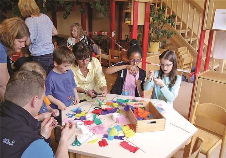 In verschiedenen Workshops konnten die Kinder Armbänder basteln, Stressbälle füllen, Wurfbälle herstellen, sich schminken lassen oder Schleuderbilder gestalten. privat