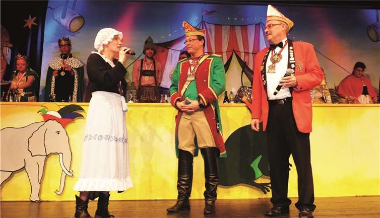 „In vielen Städten wird über Inklusion gesprochen, hier in Mendig wird sie gelebt“, so Sitzungspräsidentin Melanie Rieß zu den beiden Bürgermeistern Lempertz und Ammel.