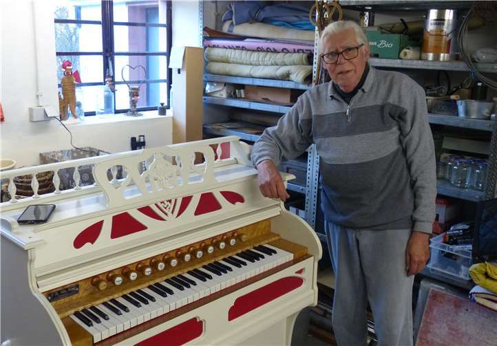 In vielen Stunden Arbeit hat Jos von Son ein Harmonium für die Brücker Kapelle restauriert. Foto: privat