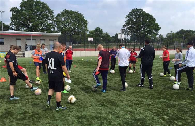 In vier Stunden wurden den Trainern in zwei Gruppen verschiedene Übungen aufgezeigt, um ein konzentrierteres Training gestalten zu können.